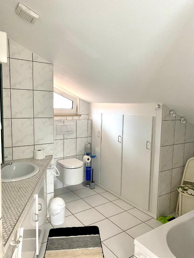 Moeblierte 3 Zimmer Apartment - Mit Smart Tv, Wlan Und Kostenfreie Parkplaetze Schloß Holte-Stukenbrock Exteriör bild